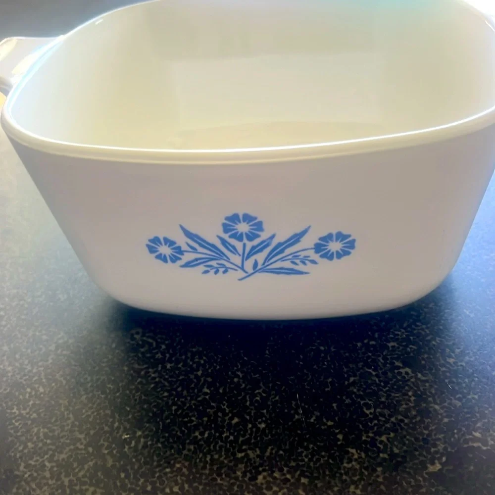 Vintage CorningWare corn flower, white pyroceramic 3/4 ct bowl/baking dish - Picture 3 of 8